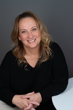 Portrait: Zümrüt Gülbay-Peischard