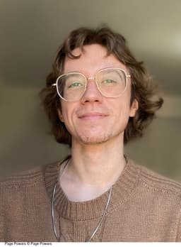 Portrait (Download): Page Powars